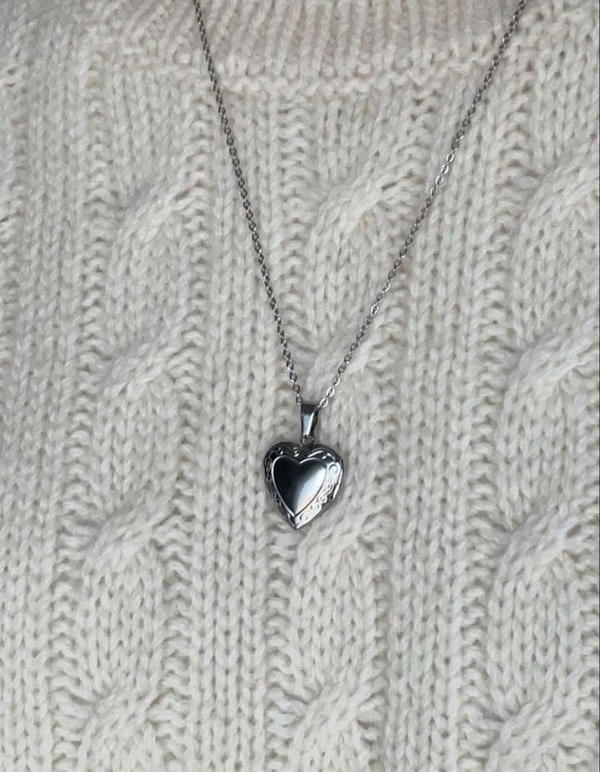 Small heart lock necklace💗 Image 2 Preview
