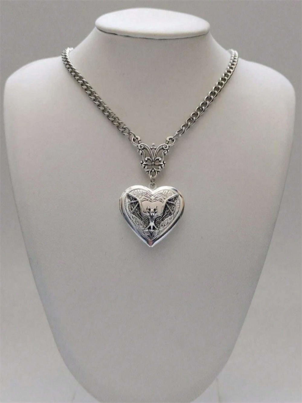 Vampire necklace🧛🏻‍♀️ Preview Image