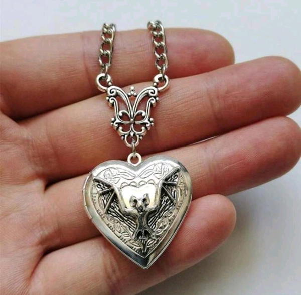 Vampire necklace🧛🏻‍♀️ Image 2 Preview