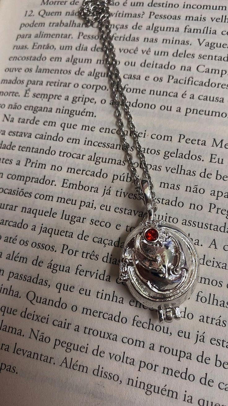 vampire diaries necklace 🕸️🌹 Preview Image