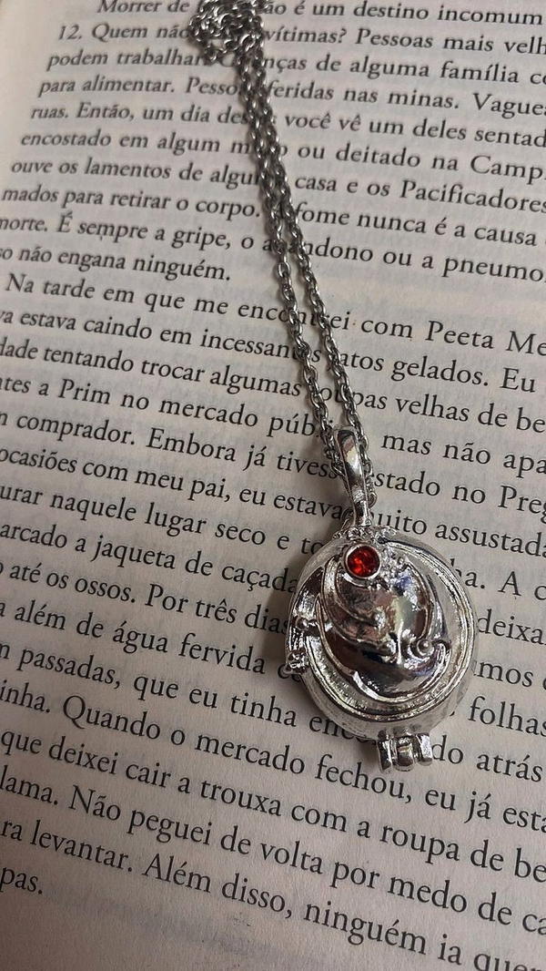 vampire diaries necklace 🕸️🌹 Image 1 Preview