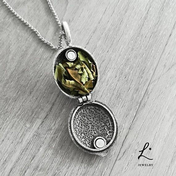 vampire diaries necklace 🕸️🌹 Image 2 Preview