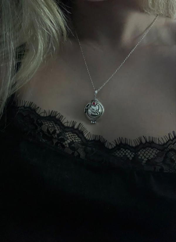 vampire diaries necklace 🕸️🌹 Image 3 Preview