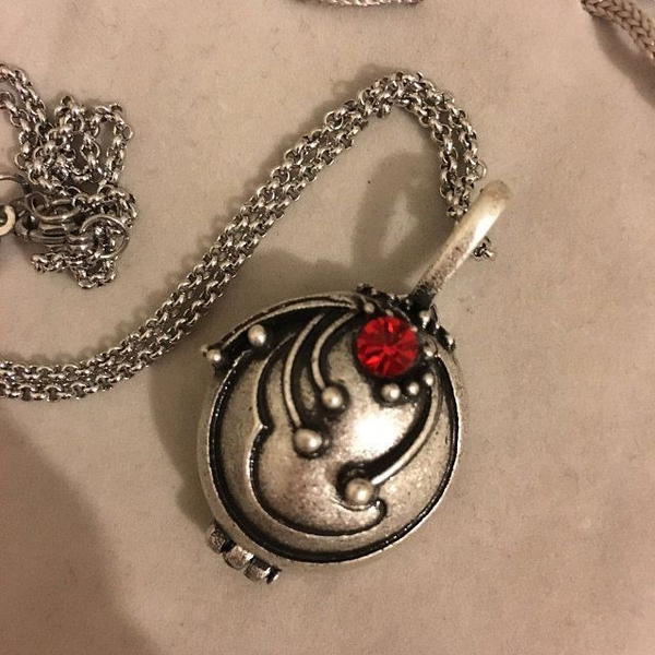 vampire diaries necklace 🕸️🌹 Image 4 Preview