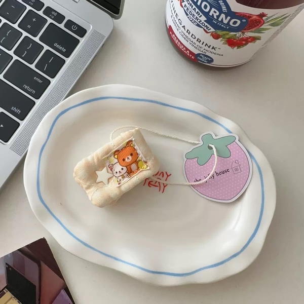 Besties - earphone holder  Image 1 Preview