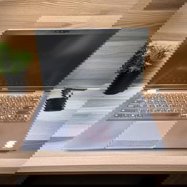 Dell Latitude 5300 لابتوب أنيق وعصري  قوي ونظافة عالية للمهندسين، المصممين، والطلاب من الجيل الثامن. Image 1 Preview