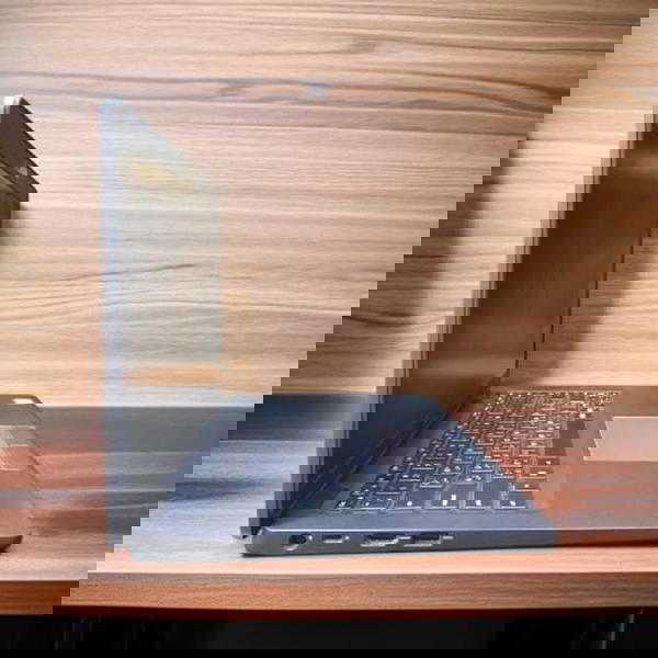 Dell Latitude 5300 لابتوب أنيق وعصري  قوي ونظافة عالية للمهندسين، المصممين، والطلاب من الجيل الثامن. Image 4 Preview