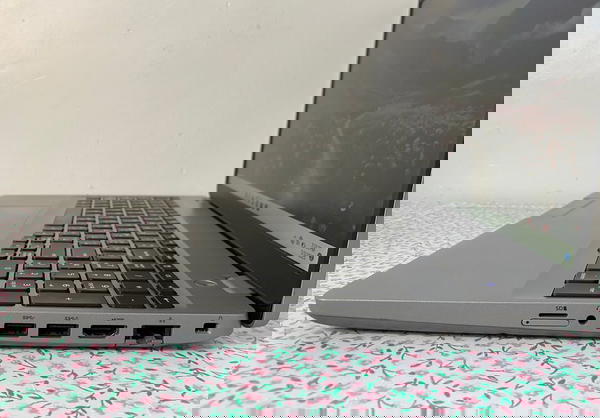 Dell Precision 5540لابتوب سليم نحيف جداً وأداء عالي مثالي للمصممين والمهندسين كوراي 7 جيل 9 Image 3 Preview