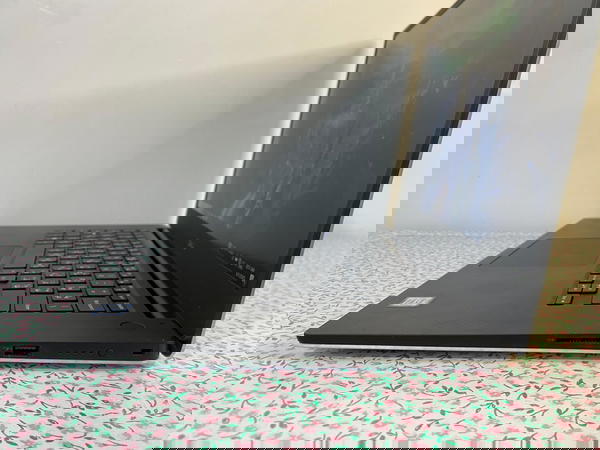 Dell XPS 15 7590لابتوب مثالي للطلاب والمصممين والمحترفين كوراي 7 الجيل 9 Image 5 Preview