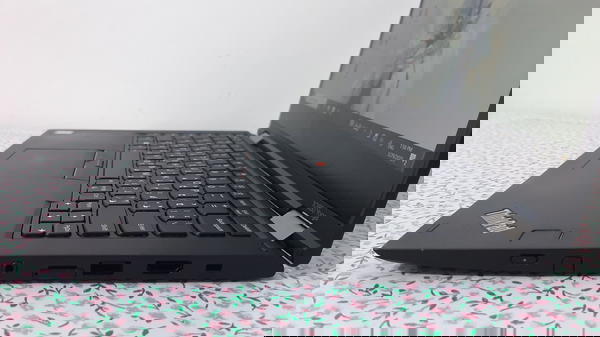 لابتوب لينوفر ثنكباد يوكا X380 لمس قلاب مع قلم لينوفو اصلي  Image 5 Preview