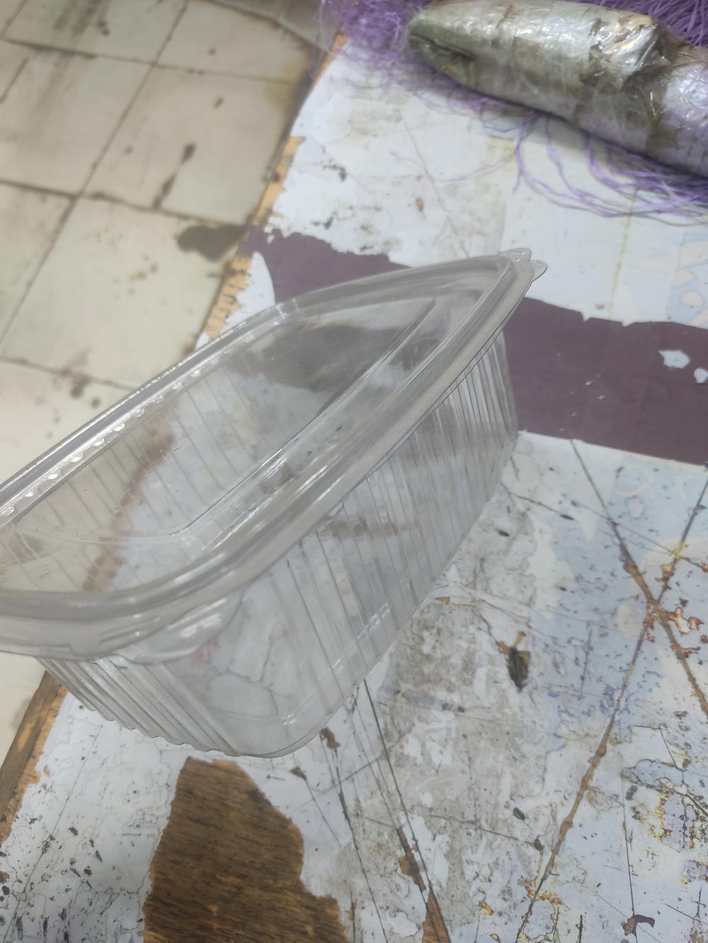 علب بلاستيك وسط Preview Image