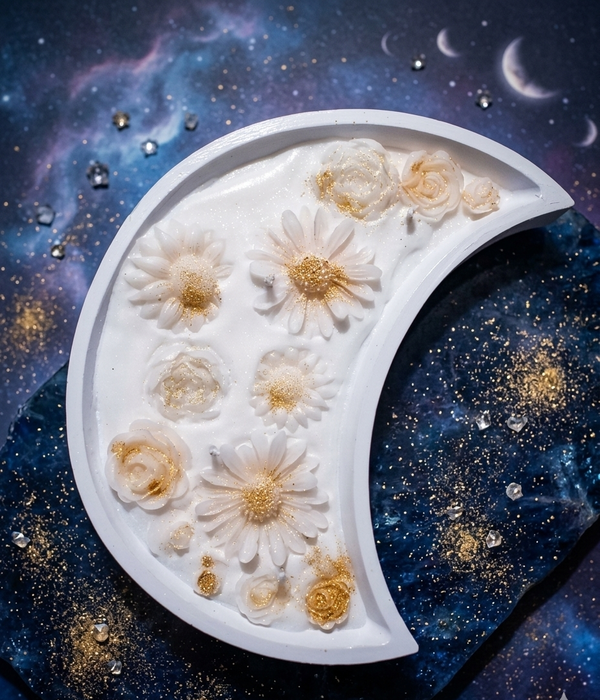 شمعة هلال بعطر عود Image 2 Preview