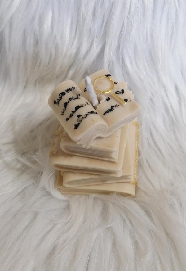 شمعة كتاب بعطر الكراميل فانيليا  Image 2 Preview