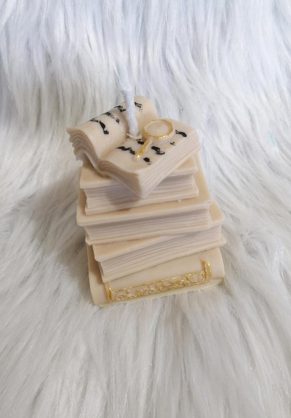 شمعة كتاب بعطر الكراميل فانيليا  Image 5 Preview