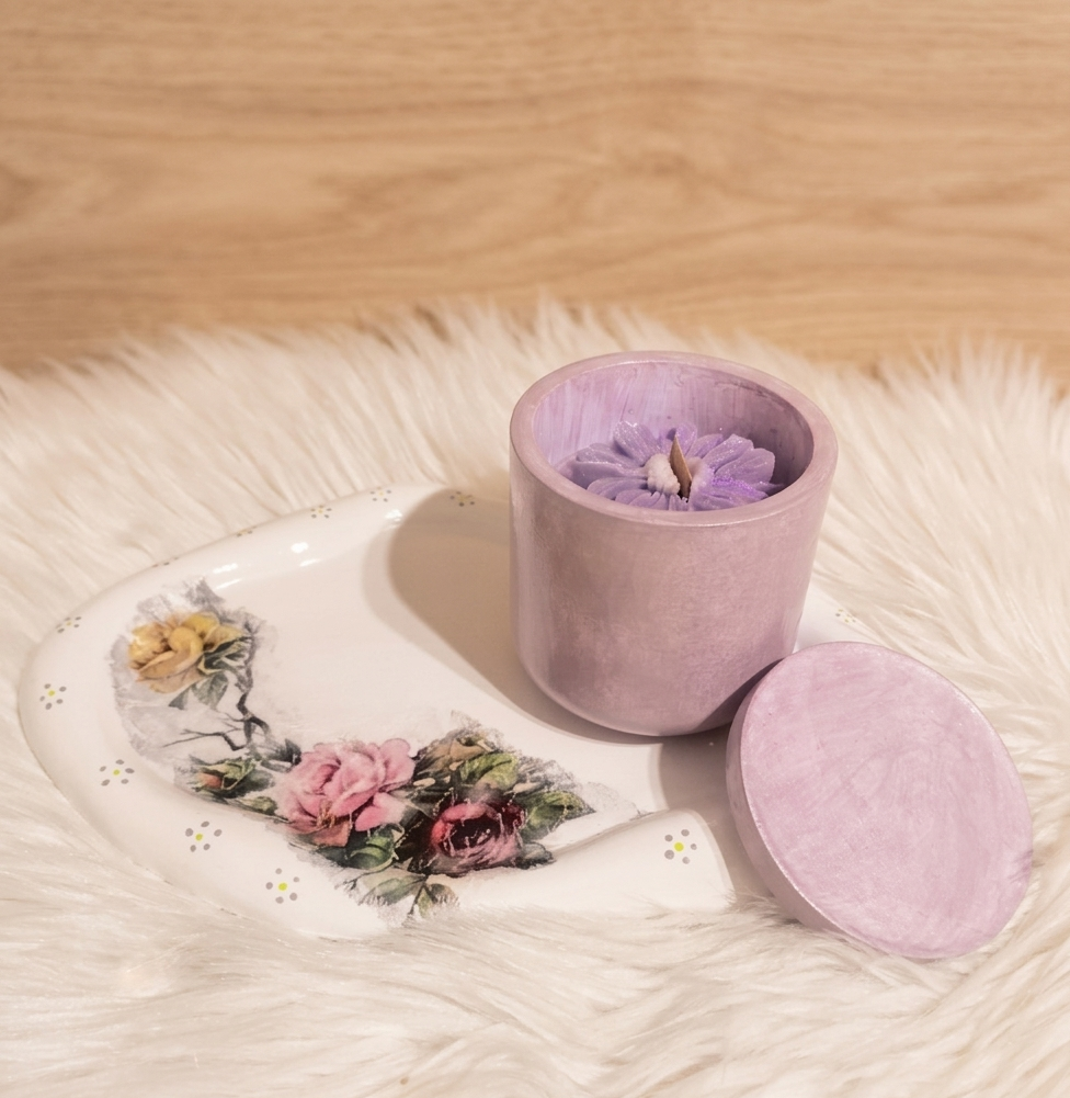 شمعة طبيعيه بعطر اللافندر مع كوستر كونكريت Preview Image