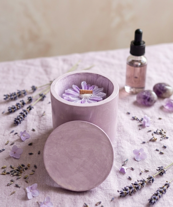 شمعة طبيعيه بعطر اللافندر مع كوستر كونكريت Image 4 Preview