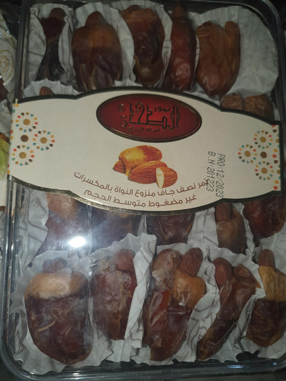علبة تمر باللوز ٤٠٠جرام الطحان Preview Image