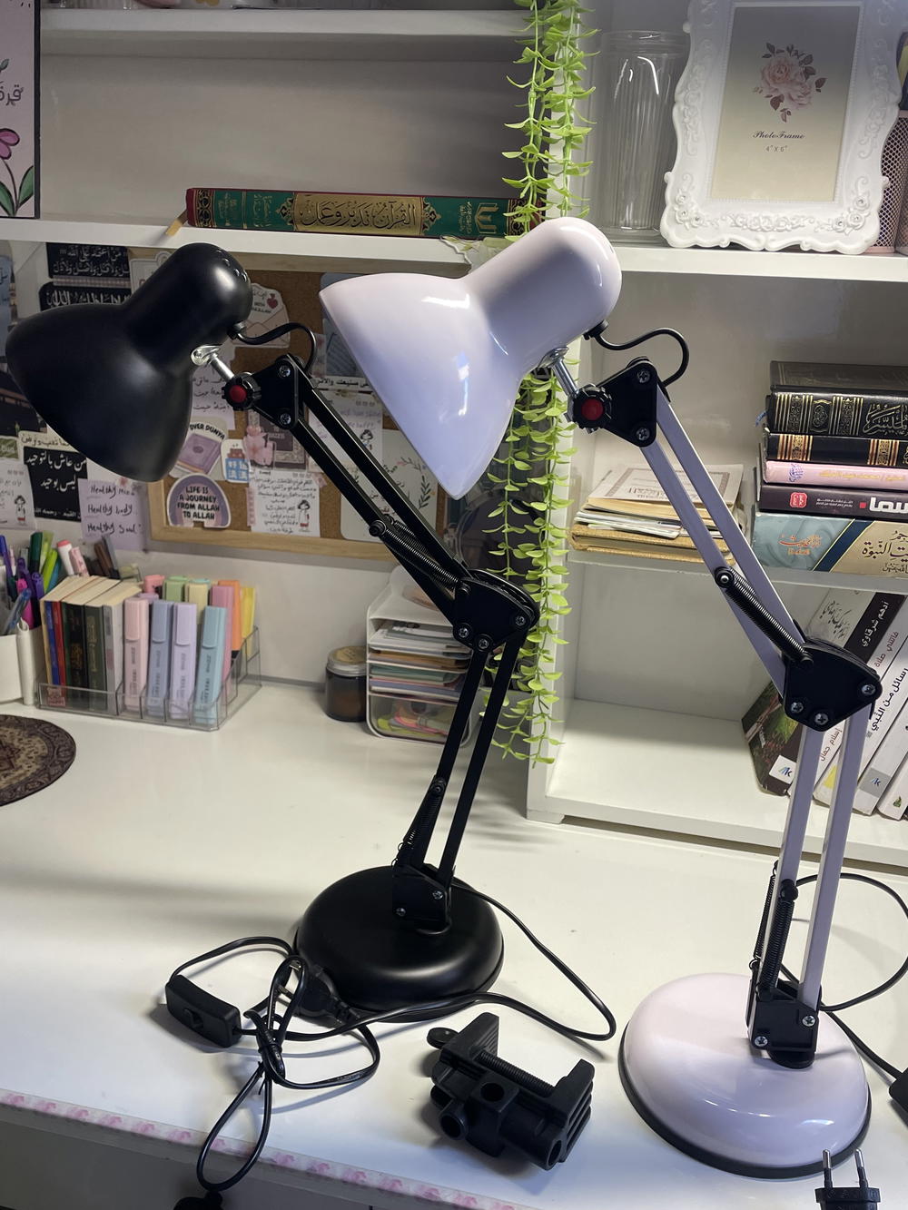 اباجورة الاحلام(قاعدة + مشبك لون اسود وابيض😭🤎🤎🤎🫰🏻🍃   Preview Image