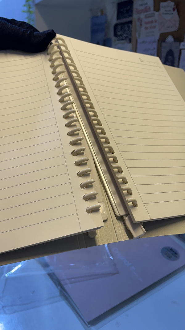 دفتر A5مستورد بفواصل وحلقات لإعادة التعبئة 🤎غلاف هارد متين ورق كريمي 🫶🏻المتاح ابيض Image 4 Preview