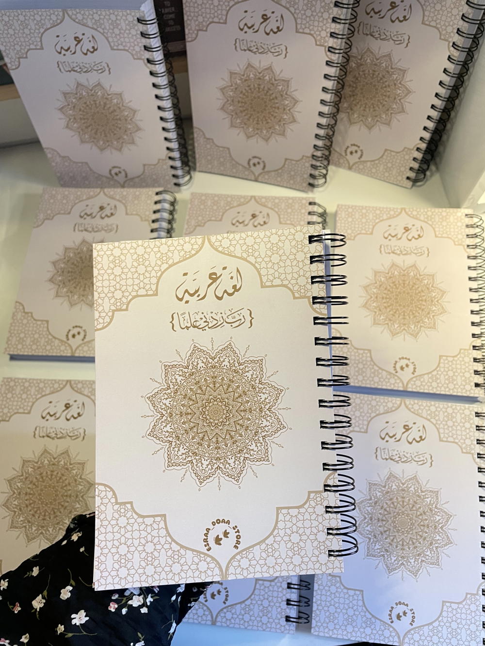كشكول مُميز عربي (150 )ورقه  حجم5A  ١٠٠ جرام يعني مستحيل الهايلايتر يطبع 😎غلاف كوشيه ٣٥٠ جرام Preview Image