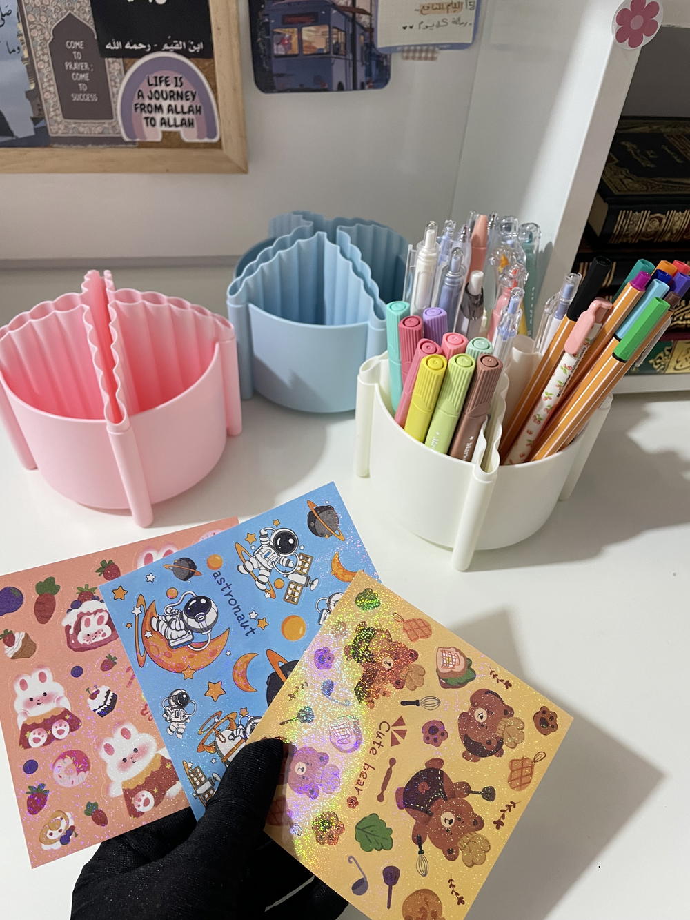 منظم اقلام M&g بيدور 360درجه🥹💗🌸🌱معاه شيت ستيكرز Preview Image