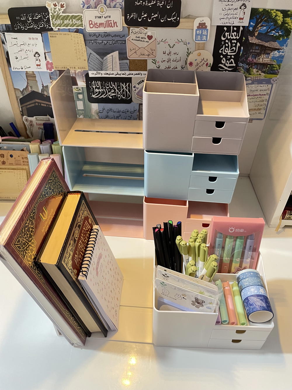 منظم اقلام وكتب مُميز🥹💕🪴📚 Preview Image