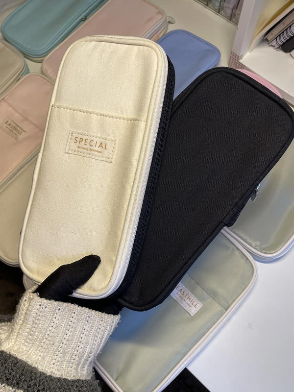 مقلمة SPECIAL لون اسود في بيج🫶🏻 Image 1 Preview