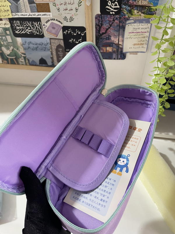 مقلمة 💛🧸بميدالية Image 2 Preview