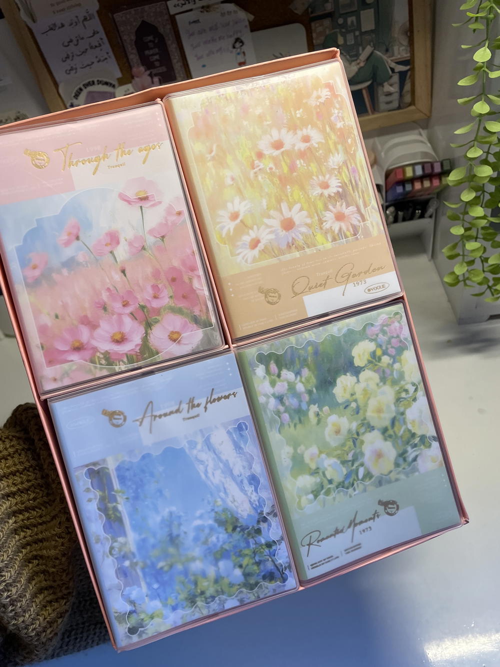 نوتة مستوردة ورق كريمي بثيم الزهور 💐قد كف اليد 💗كڤر قابل لإعادة الاستخدام  Preview Image