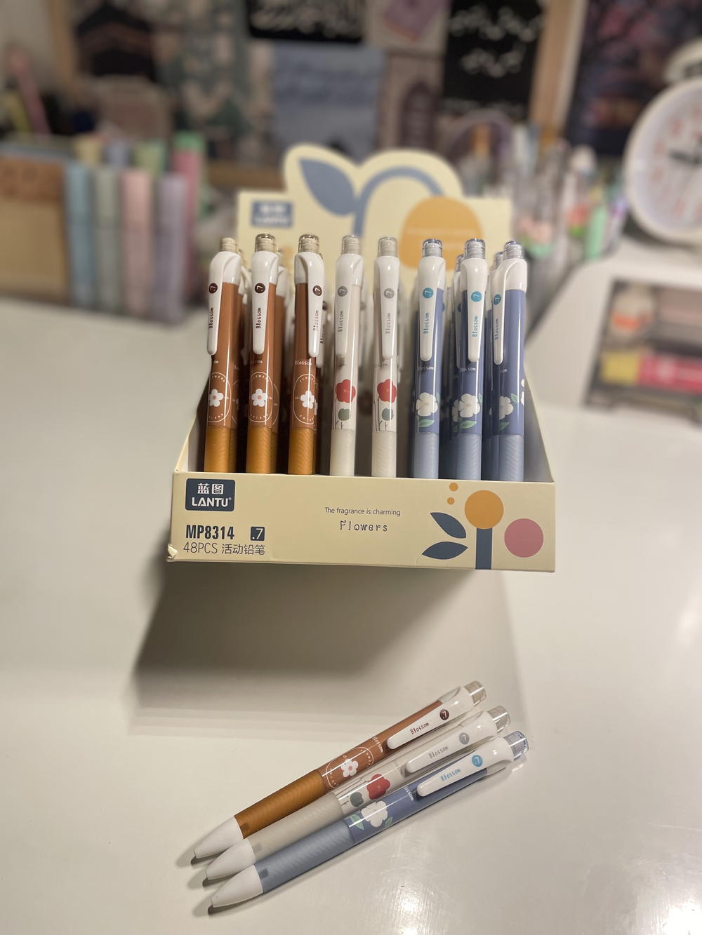 قلم سنون  باستيكة بثيم الازهار 🌷😍💕💕 Preview Image
