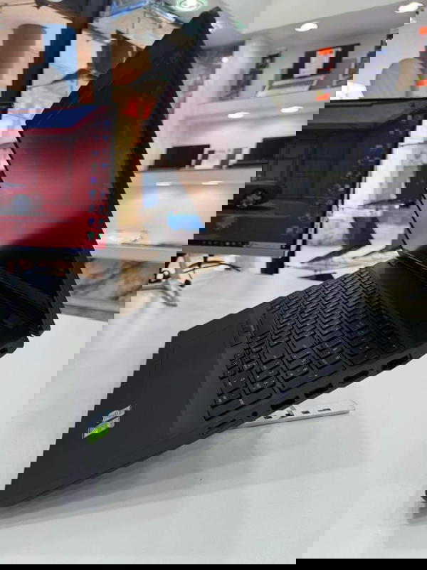 Dell precision 3541 Image 1 Preview