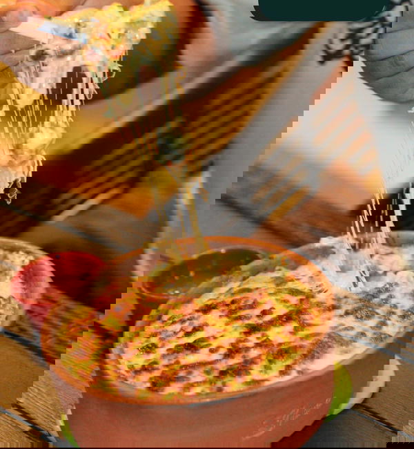 سجق ولا سدق لحم بلدي بالصوص الابيض والموزاريلا Image 1 Preview