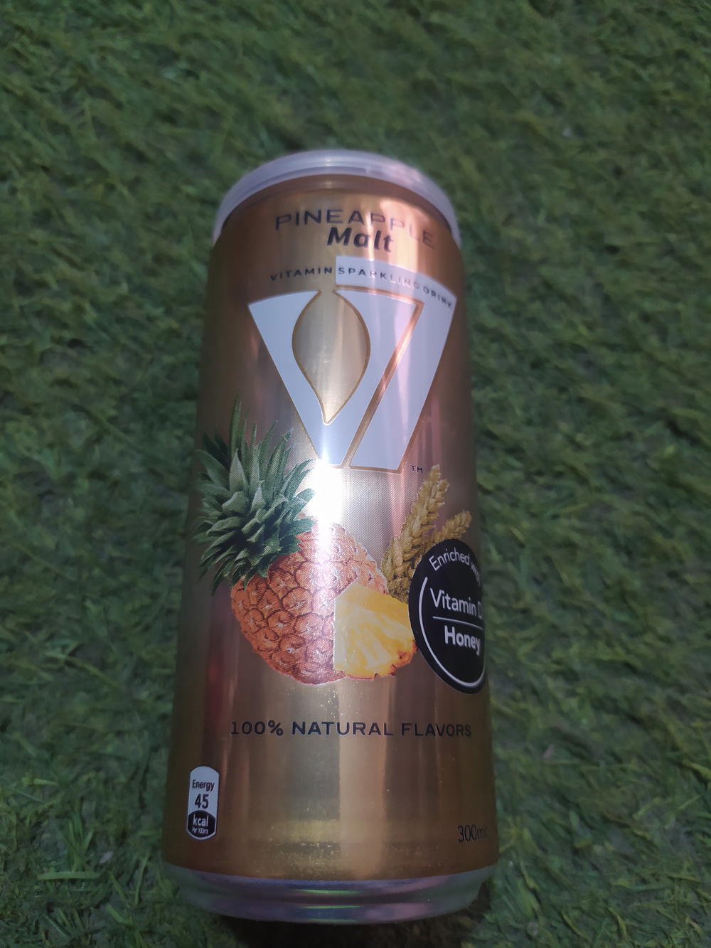 V7 شعير اناناس 300مل Preview Image