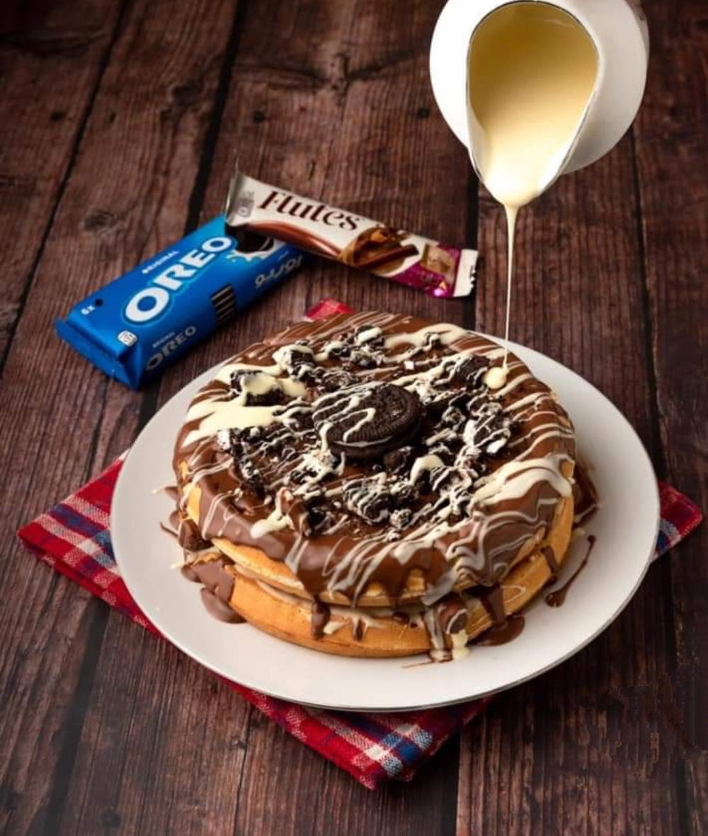 Large Oreo waffle with chocolate sauce. وافل آوريو بصوص الشيكولاته كبير Preview Image