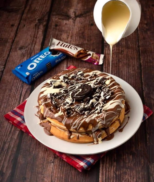 Large Oreo waffle with chocolate sauce. وافل آوريو بصوص الشيكولاته كبير Image 1 Preview