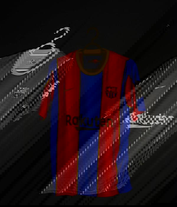 تشيرت ميسي مع برشلونة نسخة كلاسيك 🔥 Image 1 Preview