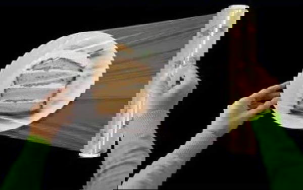 رول استرتش غذائي منزلي 300 جرام عرض 35سم Image 1 Preview