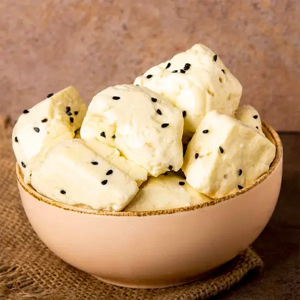 جبنة بيضاء مسنرة ( مغلية ) مع حبة البركة وسمسم . Image 1 Preview