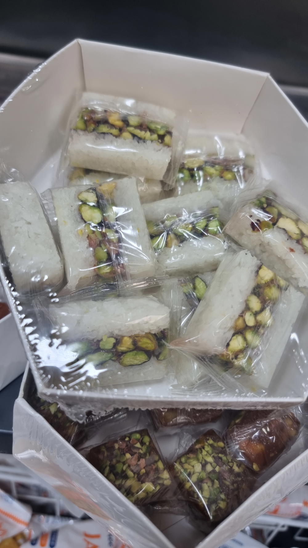 علبة مبروش بالفستق Preview Image