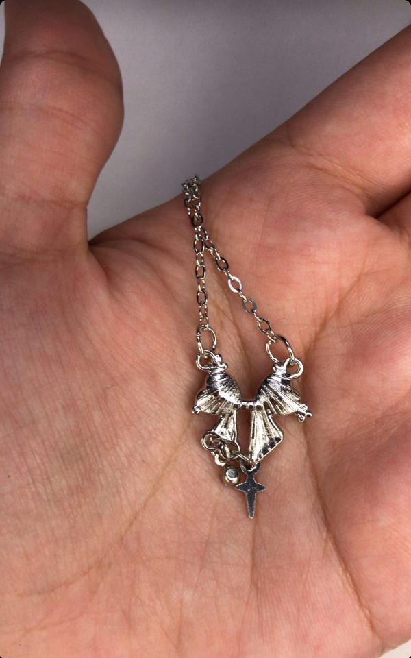 bow silver necklace Image 5 Preview
