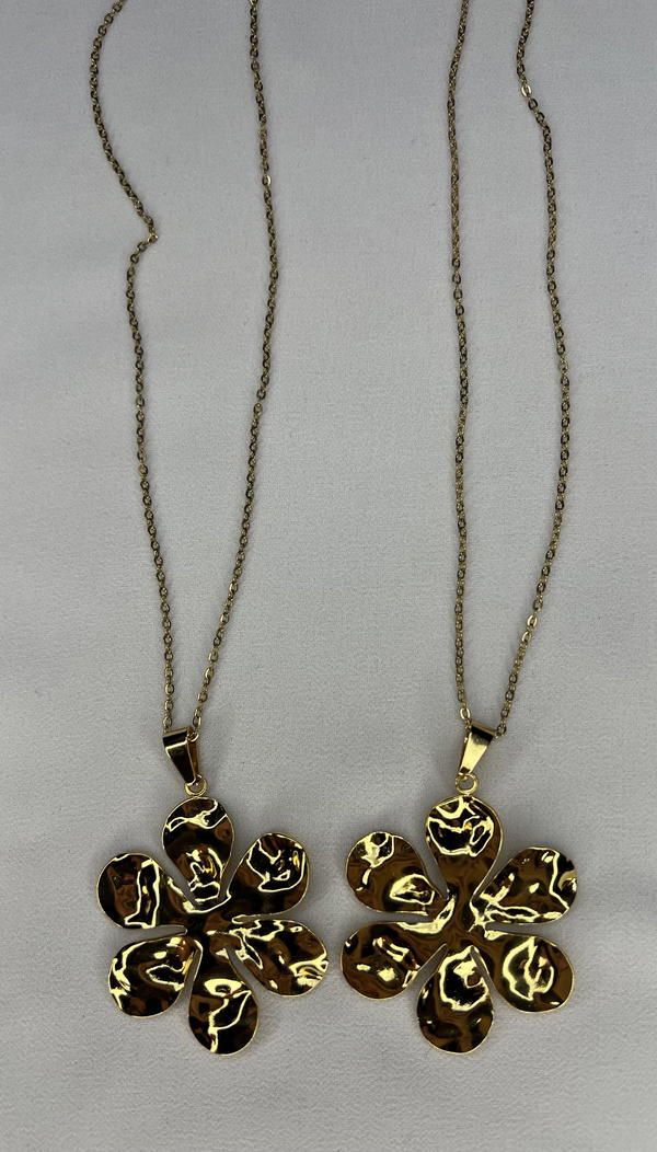 chunky flower necklace  Image 5 Preview