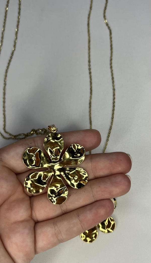 chunky flower necklace  Image 2 Preview