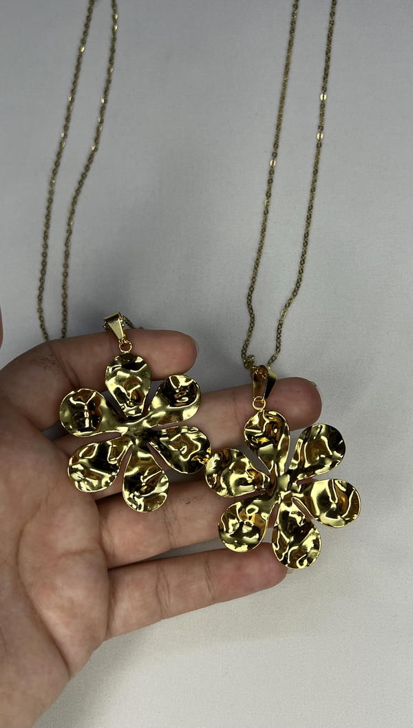 chunky flower necklace  Image 3 Preview