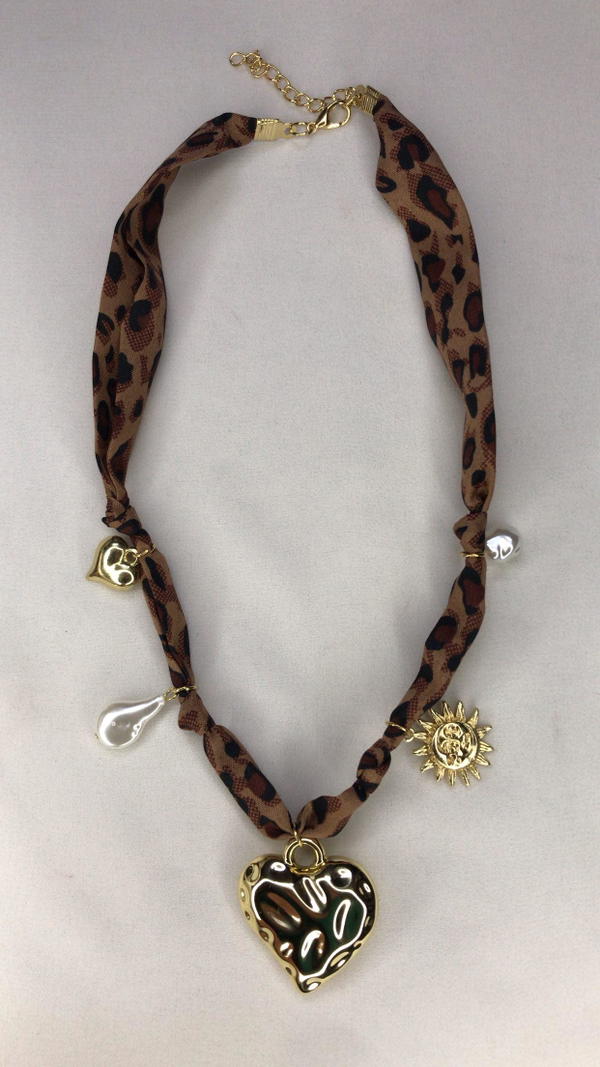 gold heart necklace (stain) Image 1 Preview