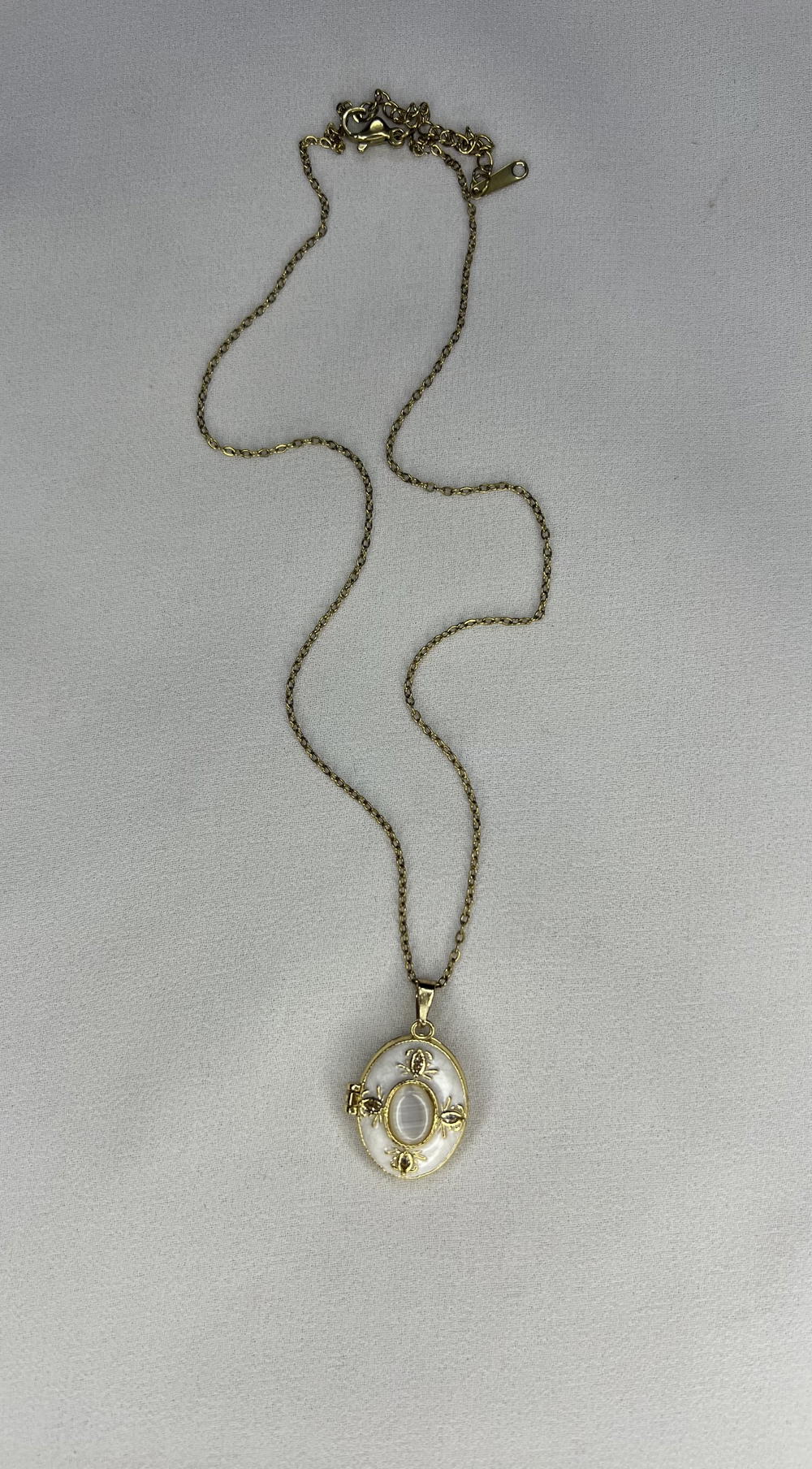 oval locket  Preview Image