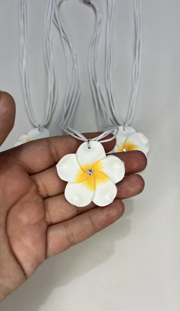 white flower necklace  Image 4 Preview