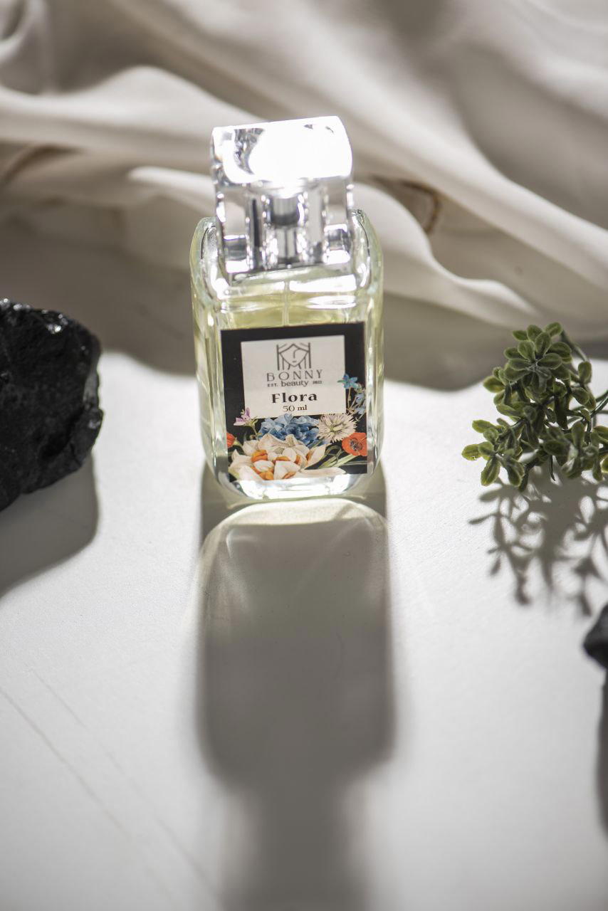 ​عطر فلورا (Flora) – باقة من الزهور في زجاجة عطر Preview Image