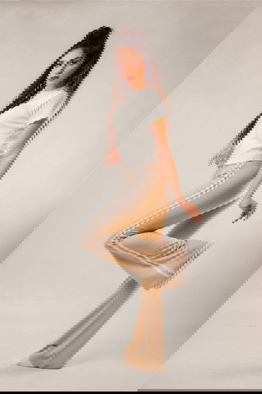 👖 بنطلون شارلستون أديداس بناتي - لمسة من الأناقة والراحة! ✨ Preview Image