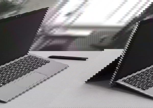 Dell latitude 7210 2 in 1 core i5 Image 1 Preview