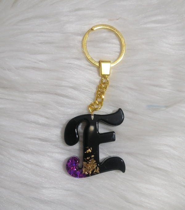 ميدالية حرف E من الريزن Image 2 Preview